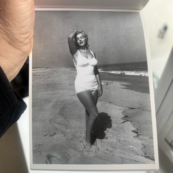 Marilyn Monroe book of postcards - Picture 8 of 8